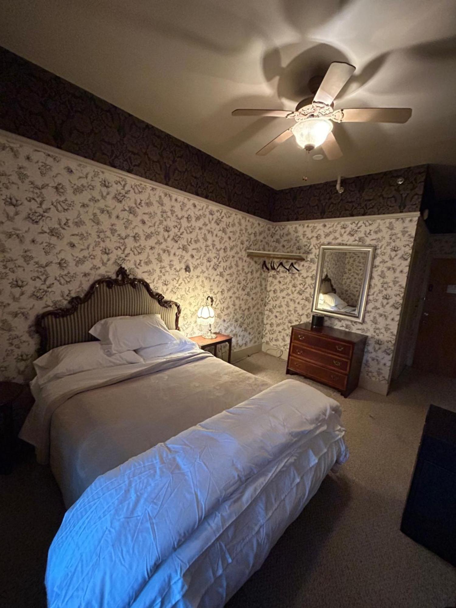 The Elizabeth Inn And Restaurant Bethel Room photo